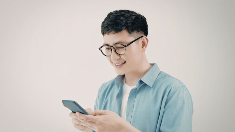 Pappyで料金を抑えながら女性と出会っている男性のイメージ