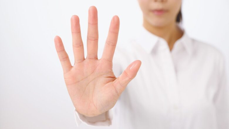 大人で会う前に確認すべき5つの条件を提示する女性のイメージ