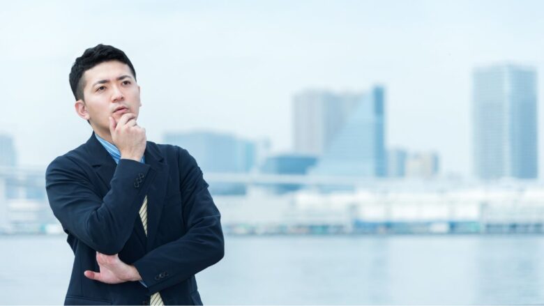 考える男性のイメージ
