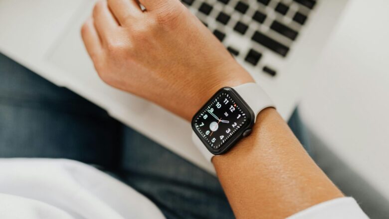 時間を確認する男性のイメージ