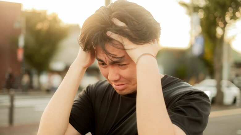 業者やサクラに悩む男性のイメージ