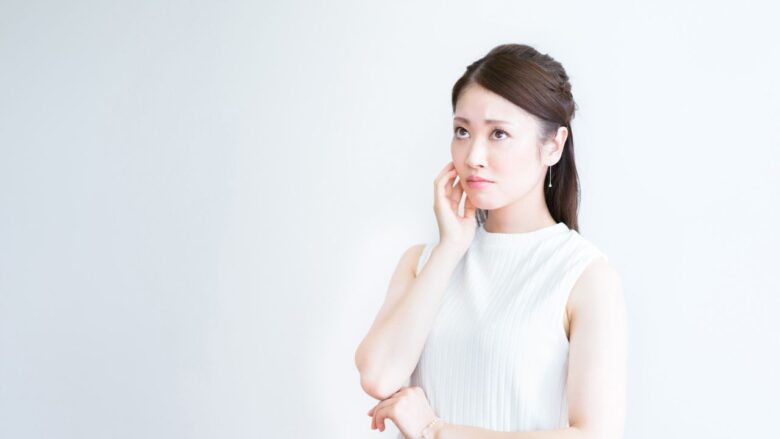 悩む女性のイメージ