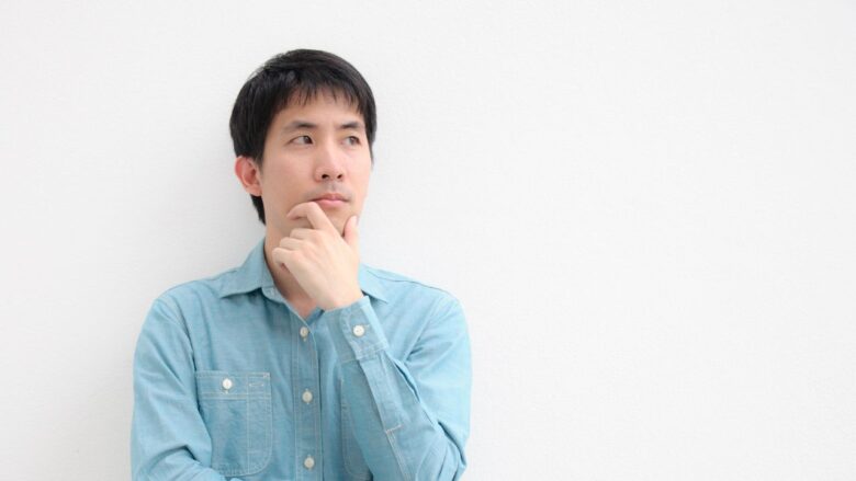 悩む男性のイメージ