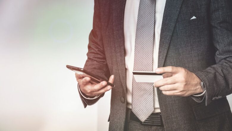 ユニバース倶楽部の料金を支払う男性のイメージ