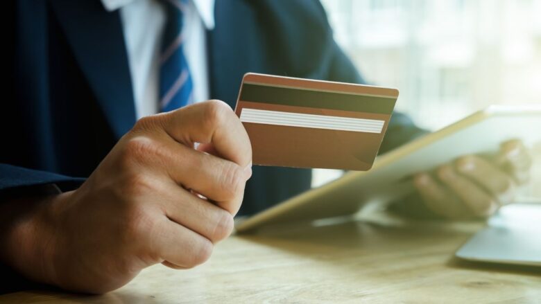 ユニバース倶楽部京都店の料金を支払う男性のイメージ