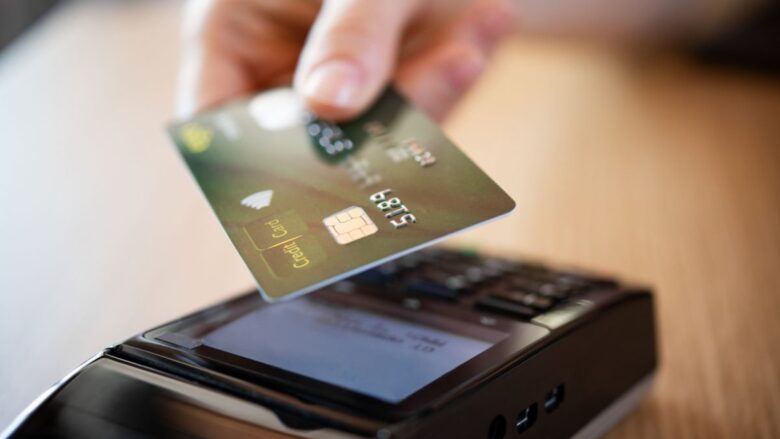パパ活アプリの料金を支払う男性のイメージ