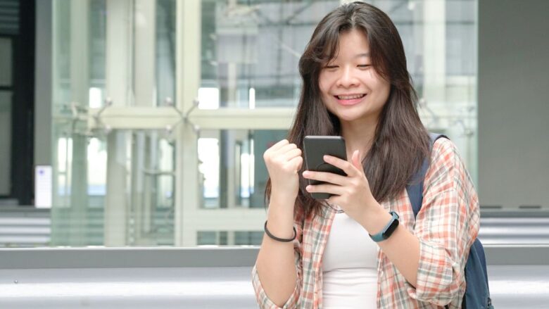 パパ活アプリで安全に相手を探す女性のイメージ