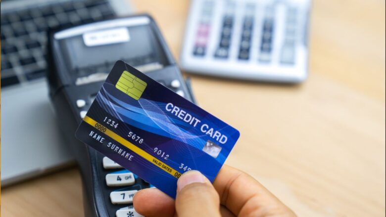 パパ活アプリの料金を支払う男性のイメージ