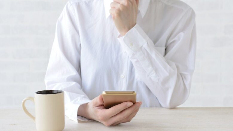 パディかペイターズでどちらを利用するか迷っている男性のイメージ