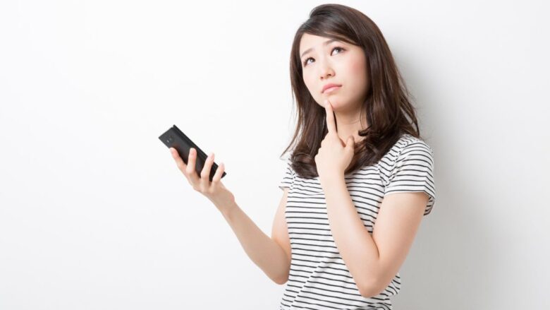 シュガーダディとPJのどちらを利用するか比較する女性のイメージ