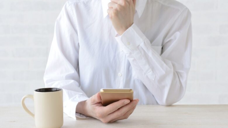 ラブアンとPJを比較検討する男性のイメージ