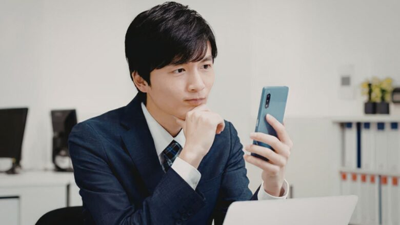 ラブアンとパトローナのどちらを使うべきか悩んでいる男性のイメージ