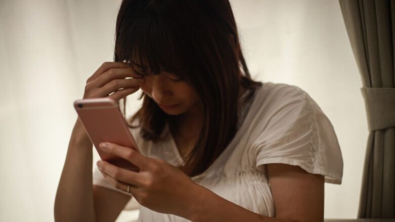 パパ活アプリ選びで失敗した初心者女性のイメージ