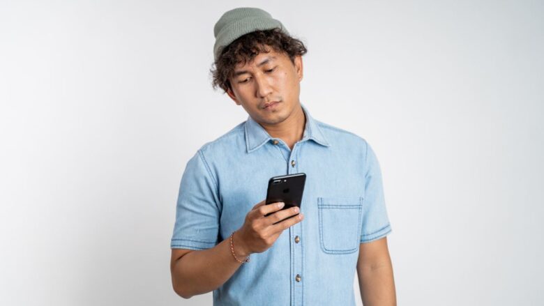 シュガーダディにアプリがなく使いづらさを感じている男性のイメージ