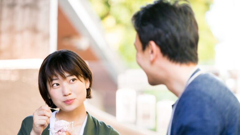 横浜のカフェで顔合わせをする男女のイメージ