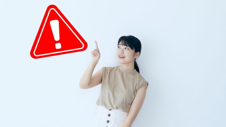 注意点を確認する女性のイメージ