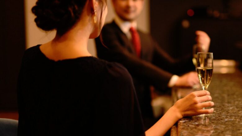 パパ活でデートをする男女のイメージ