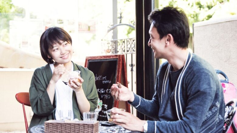 カフェで顔合わせをする男女のイメージ