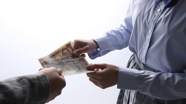 女性に現金を渡す男性のイメージ