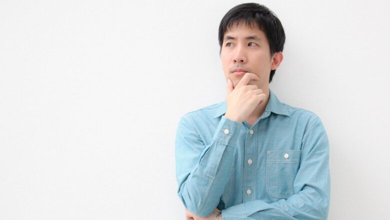 お手当を渡すタイミングに悩む男性のイメージ