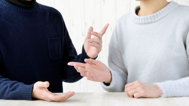 会話をする男女のイメージ