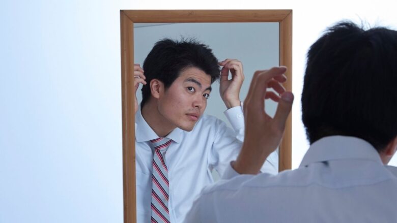 見た目を気にする男性のイメージ