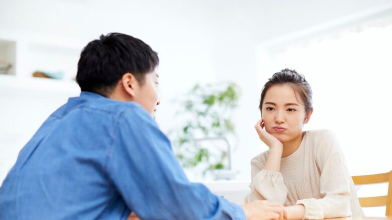 男性の話に不機嫌になる女性のイメージ