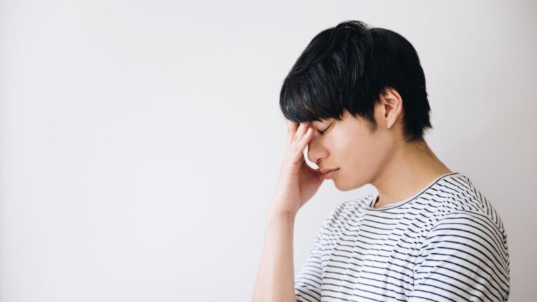 困っている男性のイメージ