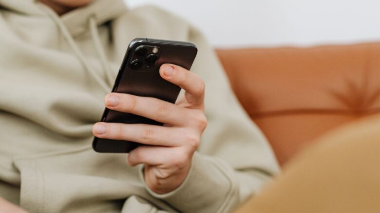 アプリを選ぶ男性のイメージ