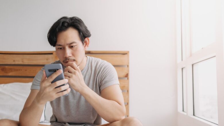 パパ活で不安になる男性のイメージ