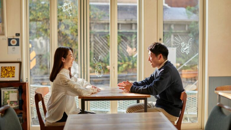 カフェで顔合わせをする男女のイメージ