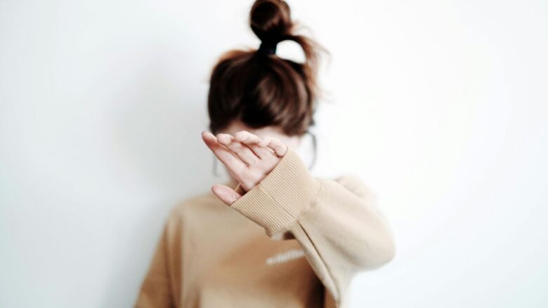 身バレを恐れる女性のイメージ