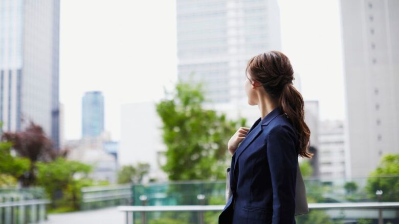 待ち合わせ場所で待つ女性のイメージ