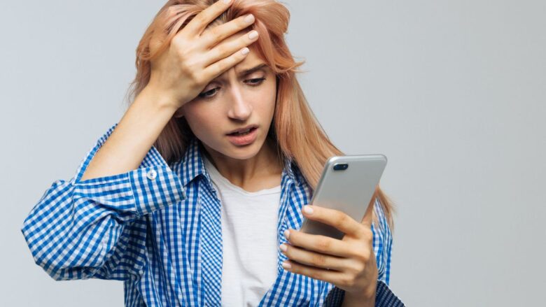 パパ活アプリで男性をブロックする女性のイメージ