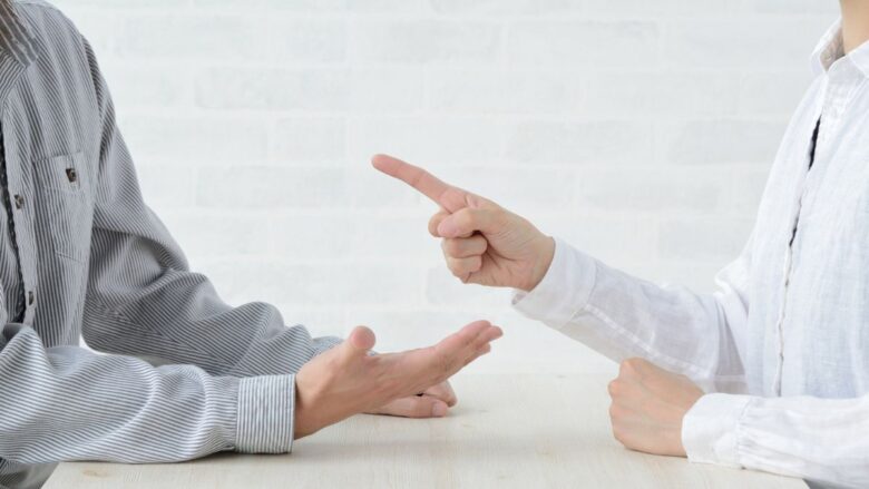 パパ活アプリで出会った相手と条件が合わない男女のイメージ