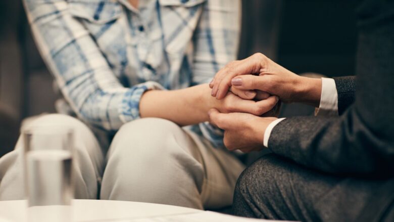 パパ活アプリで出会った相手と条件交渉をする男女のイメージ