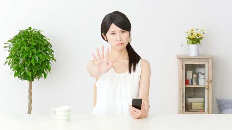 パパ活アプリで男性をブロックする女性のイメージ