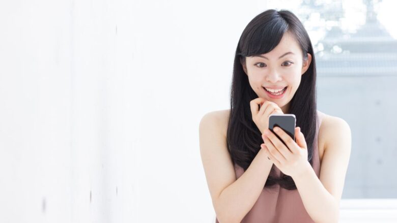 複数のパパ活アプリを利用して稼いでいる女性のイメージ