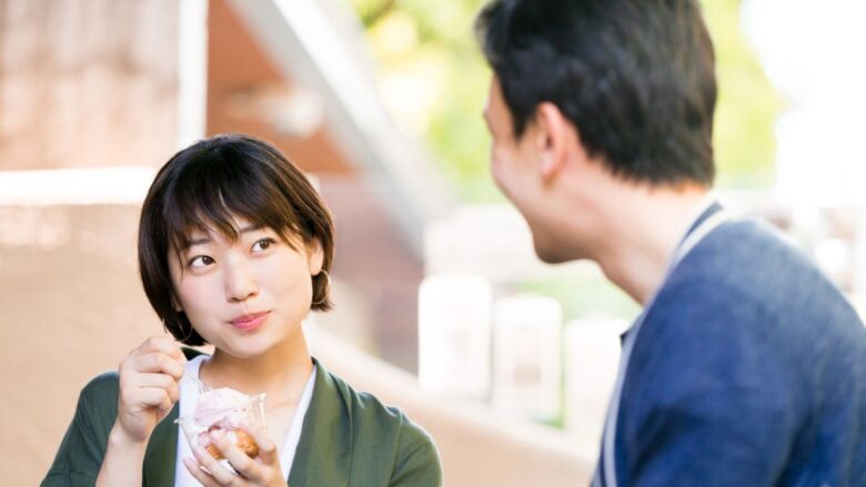 パパ活アプリで出会った男性と顔合わせをする女性のイメージ