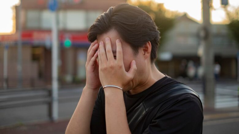 パパ活アプリで悩み疲れてしまう男性のイメージ