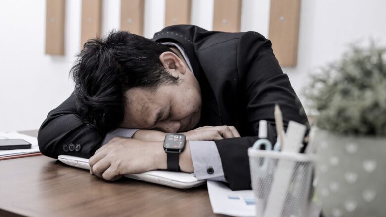 パパ活で消耗し疲れている男性のイメージ