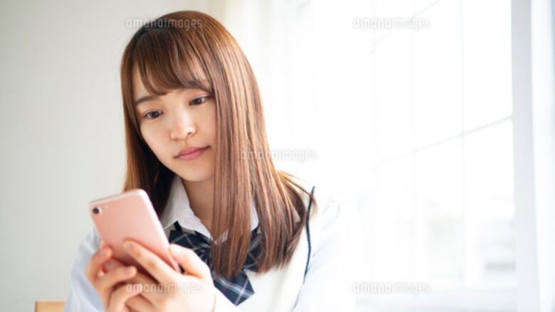 パパ活アプリに登録しようとしている未成年女性のイメージ