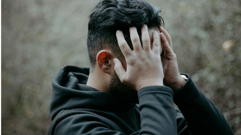宮崎のパパ活でトラブルに巻き込まれてしまった男性のイメージ