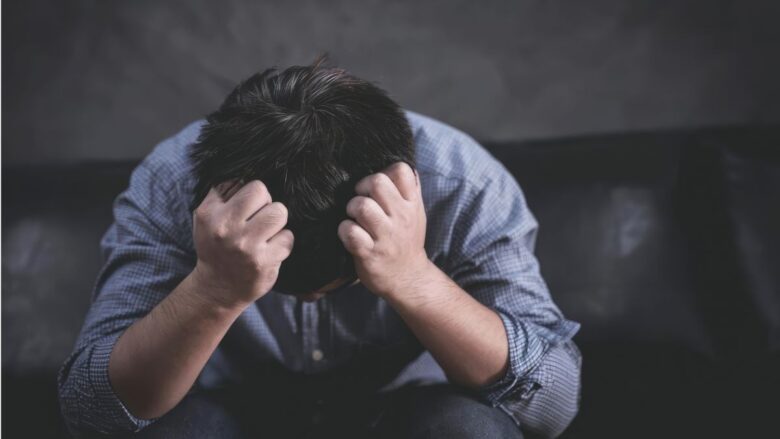 交際クラブに向いていない余裕のない男性のイメージ
