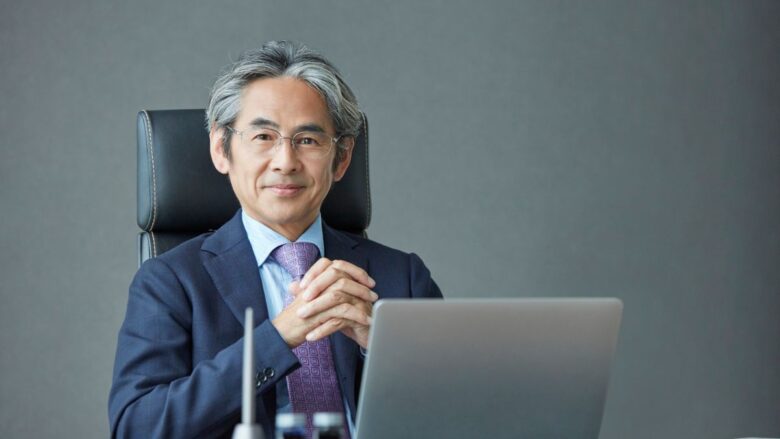 交際クラブを比較検討している男性のイメージ