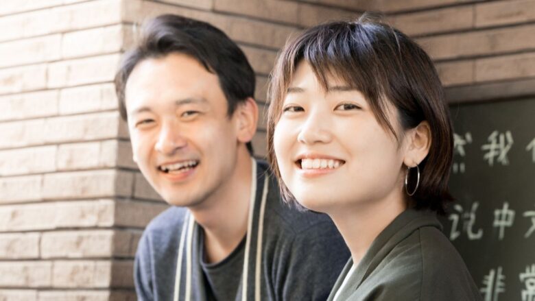 余裕をもって出会いを楽しむ男性のイメージ