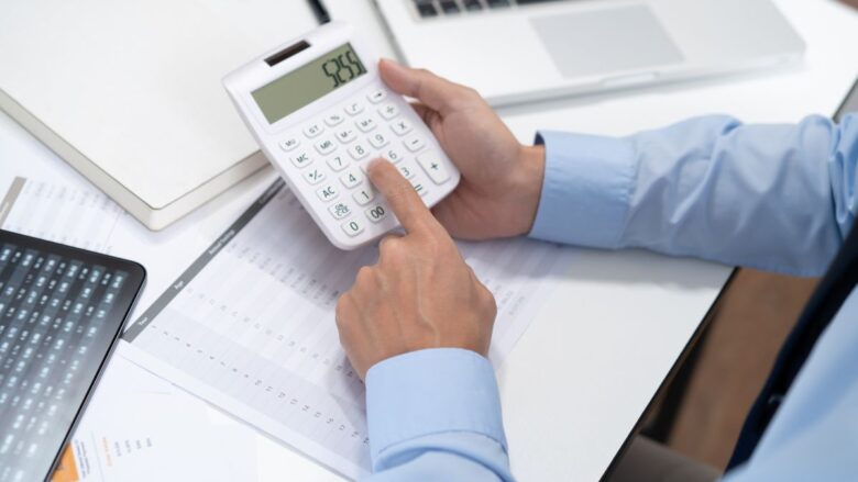 時間とお金のコスパを考える男性のイメージ