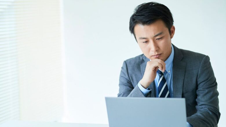 出会い方を変える決断をする男性のイメージ