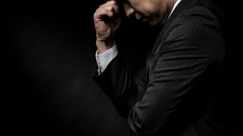 不安を感じる男性のイメージ