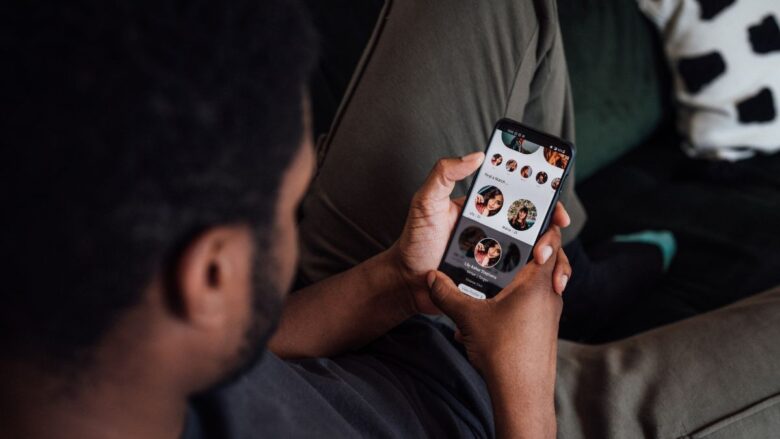 マッチングアプリのやり取りに疲れる男性のイメージ